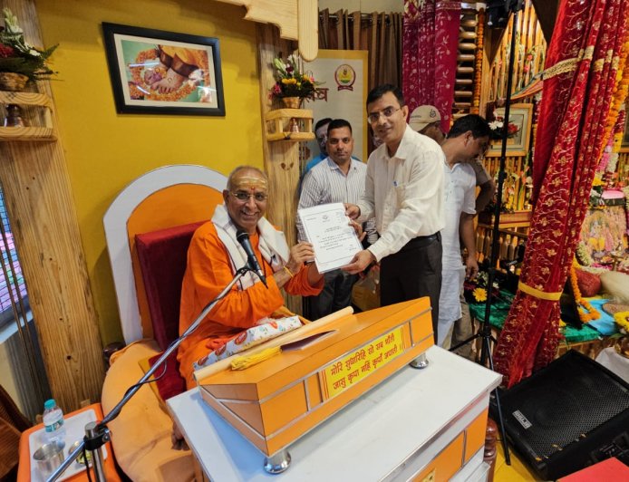 गुरु पूर्णिमा पर संत समाज तक पहुँचा मुख्यमंत्री पुष्कर सिंह धामी का संदेश, प्रदेशभर के आश्रमों एवं मठों में भेंट किए गए स्मृति-उपहार