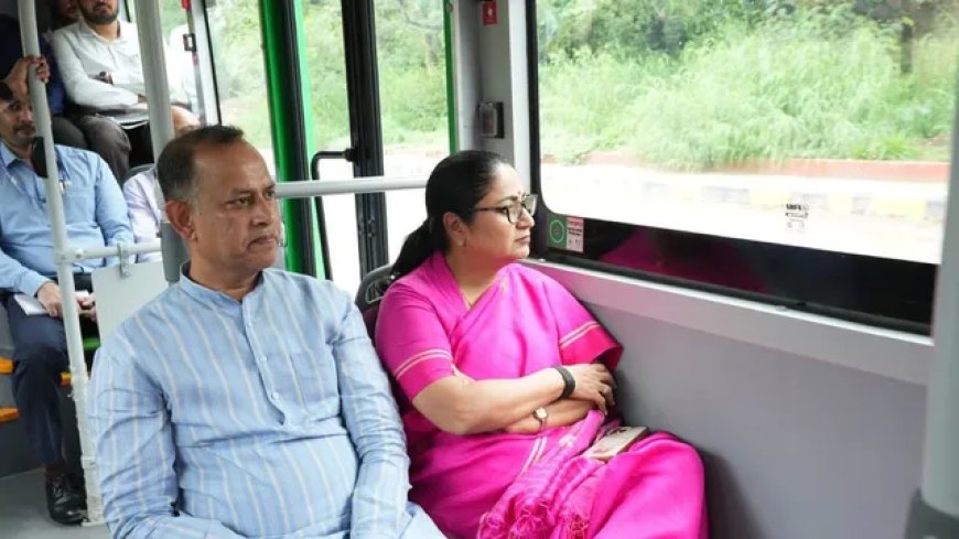 बारिश के बीच DTC बस में निकलीं CM रेखा गुप्ता, जलभराव पर अधिकारियों को फटकार, बोलीं- विकास फाइलों में नहीं, जमीन पर दिखना चाहिए