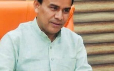 चलती कार में लगी भीषण आग, चालक ने कूदकर बचाई जान