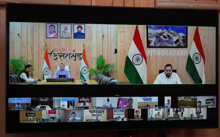 मुख्यमंत्री ने समस्त जिलाधिकारियों के साथ की वर्चुअल बैठक, 15 अक्टूबर तक किसी भी स्थिति में प्रदेश की सभी सड़कों को किया जाए गड्ढामुक्त