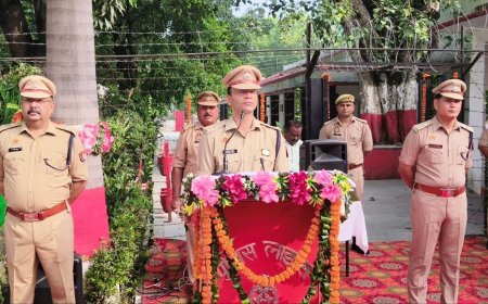 मेरठ पुलिस लाइन में एसएसपी मेरठ ने ध्वजारोहण कर तिरंगे को दी सलामी