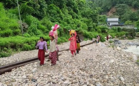 बरसात ने छीना सिल्लासौड़ का रास्ता, सालभर बाद भी नहीं सुधरे हालात, जान जोखिम में डालकर स्कूल जाते हैं बच्चे