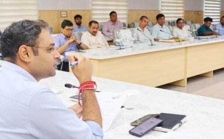 36 दिन से लंबित 16 शिकायतों पर डीएम सख्त, निस्तारण के निर्देश