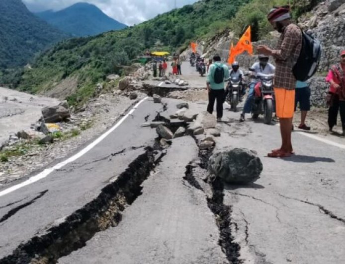 उत्तरकाशी: पापड़गाड़ में फिर धंसा गंगोत्री हाईवे, तेजी से चौड़ी होती गई दरार, क्यार्क गांव पर मंडराया खतरा