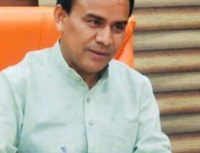 चलती कार में लगी भीषण आग, चालक ने कूदकर बचाई जान