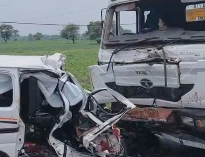 MP: धार में दर्दनाक सड़क हादसा, महाकाल दर्शन से लौट रहे 6 श्रद्धालुओं की मौत; रॉन्ग साइड से आए ट्रॉले ने वैन को मारी टक्कर