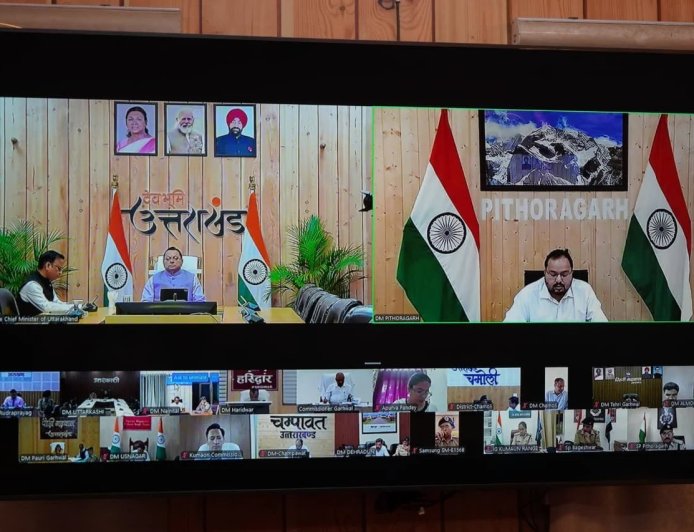 मुख्यमंत्री ने समस्त जिलाधिकारियों के साथ की वर्चुअल बैठक, 15 अक्टूबर तक किसी भी स्थिति में प्रदेश की सभी सड़कों को किया जाए गड्ढामुक्त
