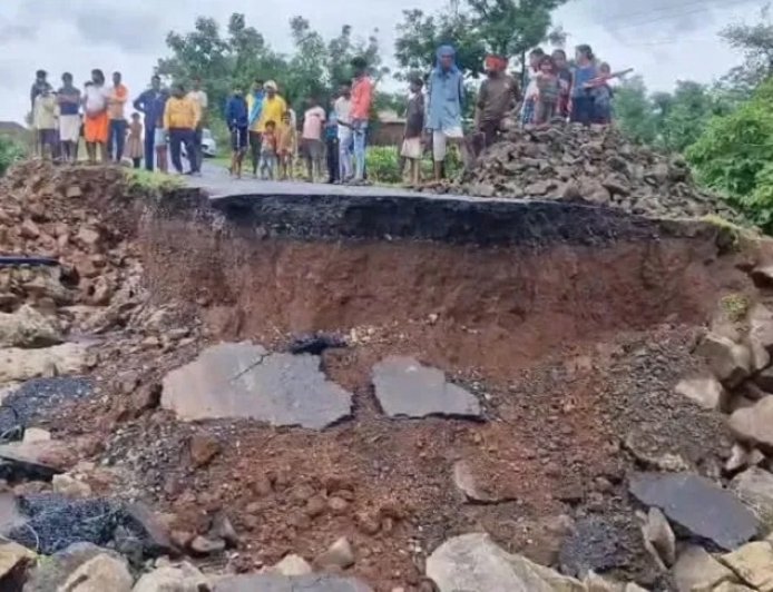 MP: तीन साल में ही बह गई 4 करोड़ की सड़क, तेज बारिश में ध्वस्त हुआ रास्ता; खेतों में पहुंचा मलबा