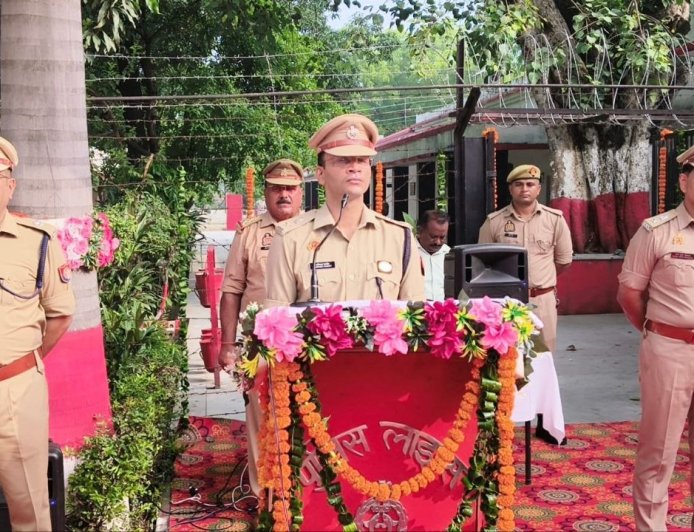 मेरठ पुलिस लाइन में एसएसपी मेरठ ने ध्वजारोहण कर तिरंगे को दी सलामी