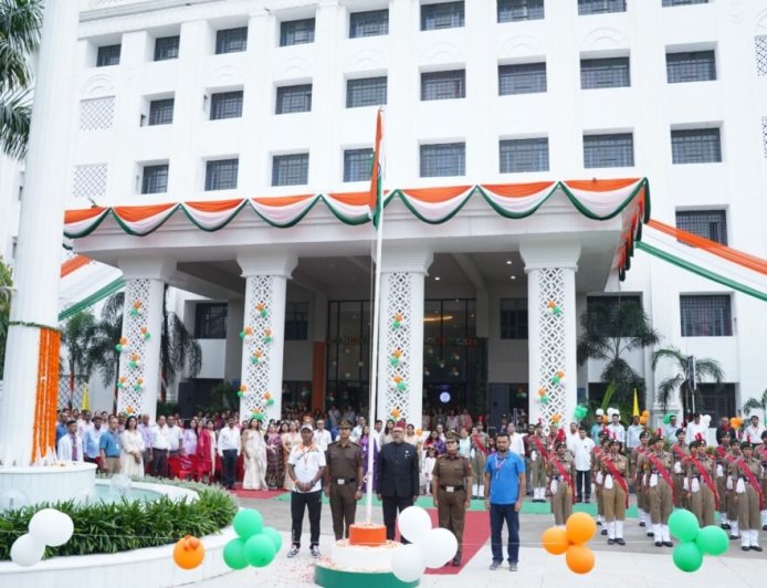 तिरंगे के रंग में रंगा एसजीआरआर विश्वविद्यालय, जोश और जज्बे के साथ मनाया गया 80वां स्वतंत्रता दिवस, छात्र-छात्राओं ने प्रस्तुत किए देशभक्ति से ओत-प्रोत कार्यक्रम