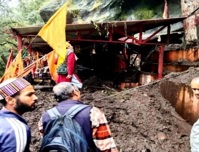 चमोली में भारी से कल्पेश्वर महादेव परिसर में घुसा मलबा, पौड़ी-देवप्रयाग मार्ग लगातार हो रहा बाधित
