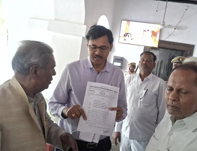 आईएएस अधिकारी रिंकू सिंह राही की सुरक्षा की मांग : प्रदेश अध्यक्ष रामशरण जाटव के नेतृत्व में महासभा ने मुख्यमंत्री को भेजा ज्ञापन