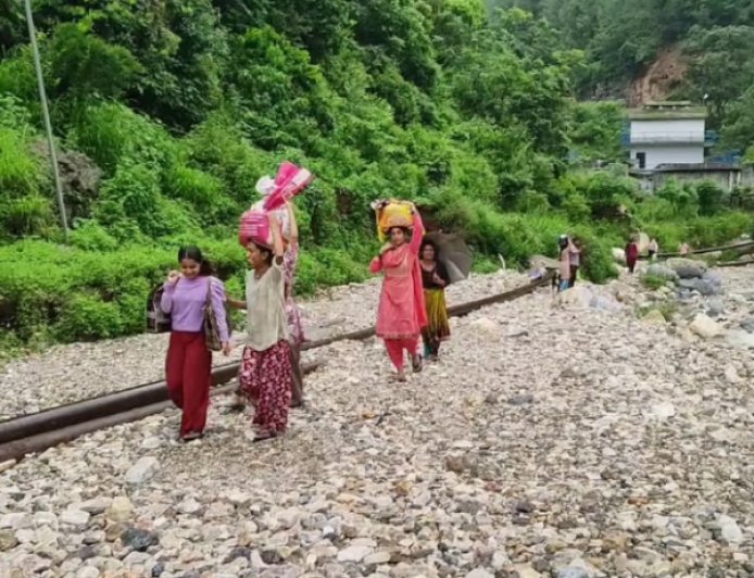 बरसात ने छीना सिल्लासौड़ का रास्ता, सालभर बाद भी नहीं सुधरे हालात, जान जोखिम में डालकर स्कूल जाते हैं बच्चे