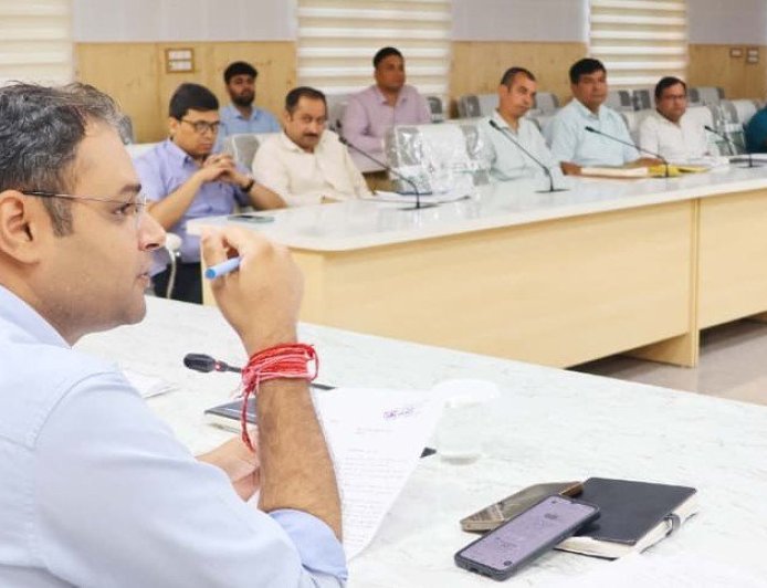 36 दिन से लंबित 16 शिकायतों पर डीएम सख्त, निस्तारण के निर्देश
