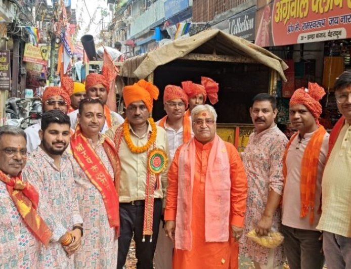 टपकेश्वर महादेव की भव्य शोभायात्रा का भागवताचार्य सुभाष जोशी ने पुष्पवर्षा से किया स्वागत