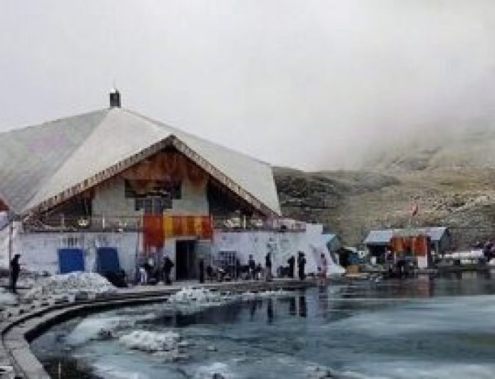 बहनों ने सीएम धामी को बांधी राखी, मुख्यमंत्री ने दी प्रदेशवासियों को बधाई