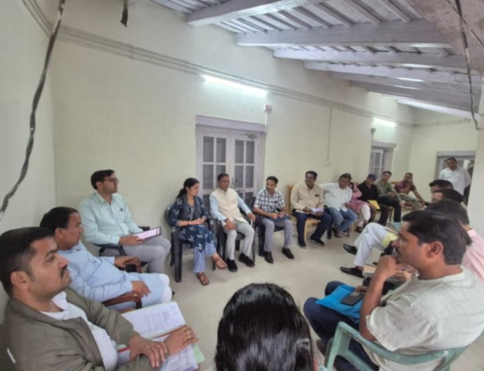 थलीसैंण की सड़कों को लेकर कैबिनेट मंत्री ने की समीक्षा, वन भूमि के लंबित प्रकरण जल्द निपटाने को कहा