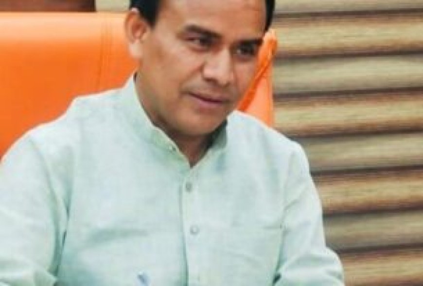 चलती कार में लगी भीषण आग, चालक ने कूदकर बचाई जान