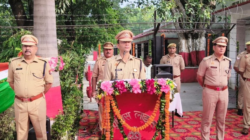 मेरठ पुलिस लाइन में एसएसपी मेरठ ने ध्वजारोहण कर तिरंगे को दी सलामी
