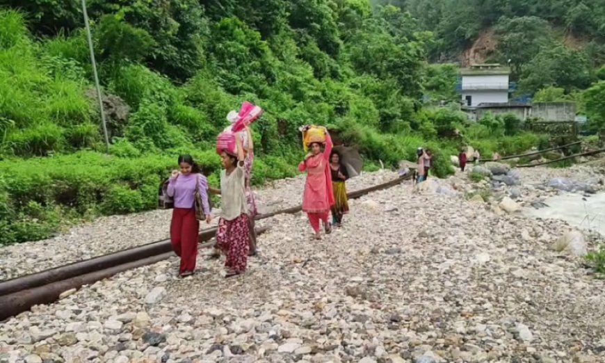 बरसात ने छीना सिल्लासौड़ का रास्ता, सालभर बाद भी नहीं सुधरे हालात, जान जोखिम में डालकर स्कूल जाते हैं बच्चे
