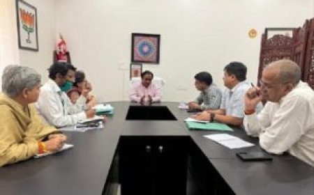 उत्तराखंड परिवहन निगम का वाहन दुर्घटनाग्रस्त, सड़क पर पलटा टेंपो ट्रैवलर, 17 यात्री घायल