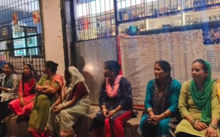 बदरीनाथ एनएच के शराब ठेके पर खूनी विवाद, स्थानीय निवासी पर जानलेवा हमला, धरने पर बैठीं महिलाएं