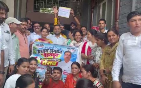 ग्राम प्रधानों ने की एमपी-एमएलए की तरह निधि की मांग, 10 सूत्रीय मांगों को लेकर विकास भवन में किया प्रदर्शन