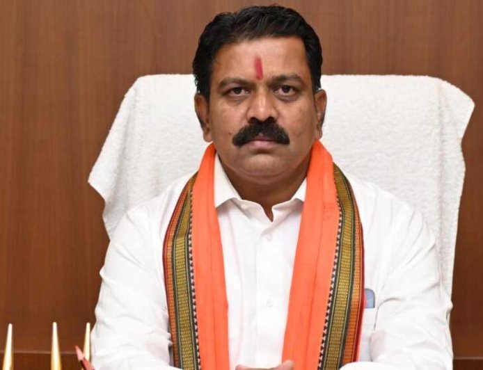 कवर्धा मेडिकल कॉलेज के पहले छात्र बने हिमांशु देवांगन, डिप्टी CM विजय शर्मा ने फोन कर दी बधाई; 50 एमबीबीएस सीटों से शुरू हुआ पहला सत्र
