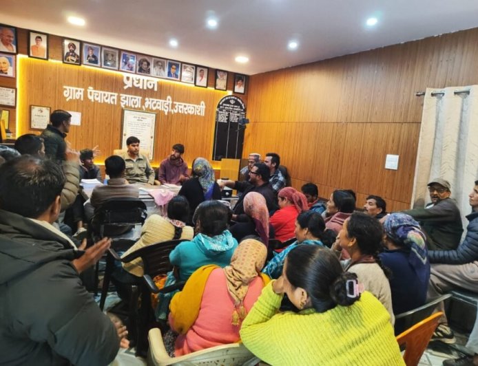 उत्तरकाशी : जनभागीदारी से ग्राम सभा झाला में लिए गए दो ऐतिहासिक निर्णय, प्लास्टिक मुक्त गांव बनाने और पंचपुरा वीर सिंह भवन के संरक्षण का लिया संकल्प