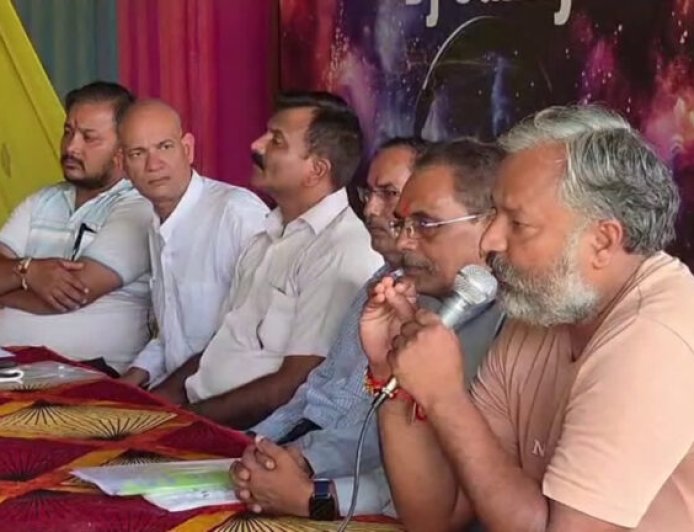 ऋषिकेश बापूग्राम वन भूमि विवाद: लोगों की सरकार को चेतावनी, ठोस पैरवी नहीं की तो चुनाव बहिष्कार