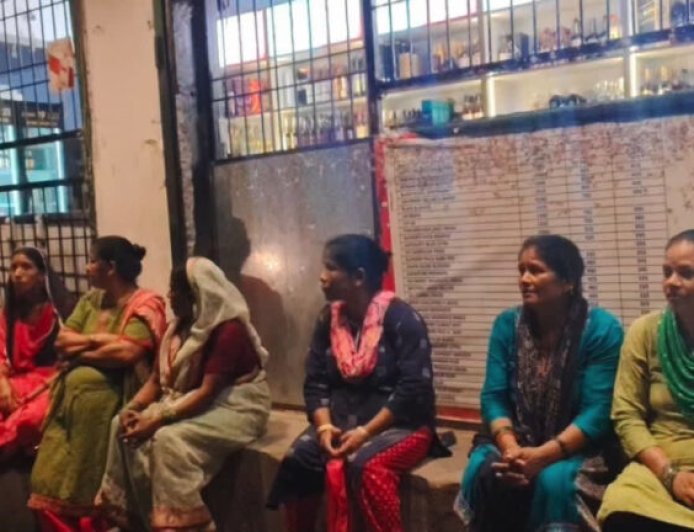 बदरीनाथ एनएच के शराब ठेके पर खूनी विवाद, स्थानीय निवासी पर जानलेवा हमला, धरने पर बैठीं महिलाएं