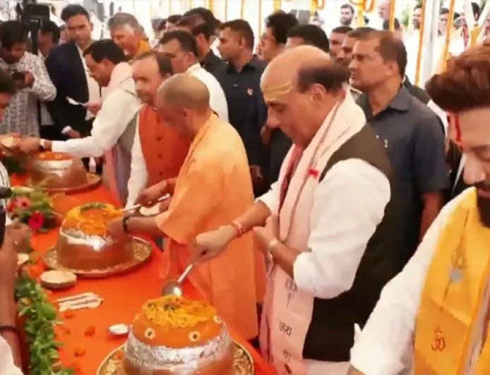 PM मोदी के जन्मदिन पर काशी में खास आयोजन, राजनाथ सिंह और CM योगी ने बांटा प्रसाद; 11 हवन कुंडों पर हुआ अनुष्ठान