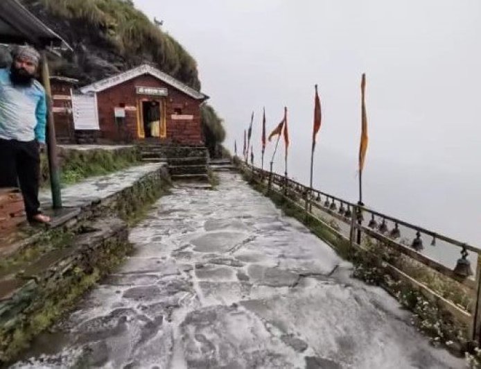ऊंची चोटियों पर बर्फबारी, निचले इलाकों में बढ़ी ठिठुरन