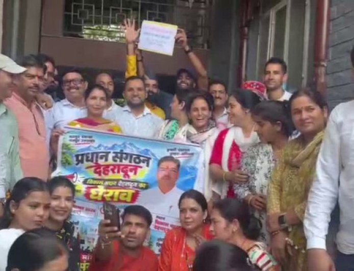 ग्राम प्रधानों ने की एमपी-एमएलए की तरह निधि की मांग, 10 सूत्रीय मांगों को लेकर विकास भवन में किया प्रदर्शन