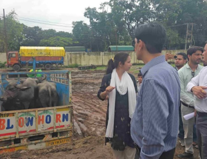 रामनगर नगर पालिका में कमिश्नर का छापा, गड़बड़ी पर भड़के दीपक रावत, कहा ये स्कैम है, डीएम को जांच सौंपी
