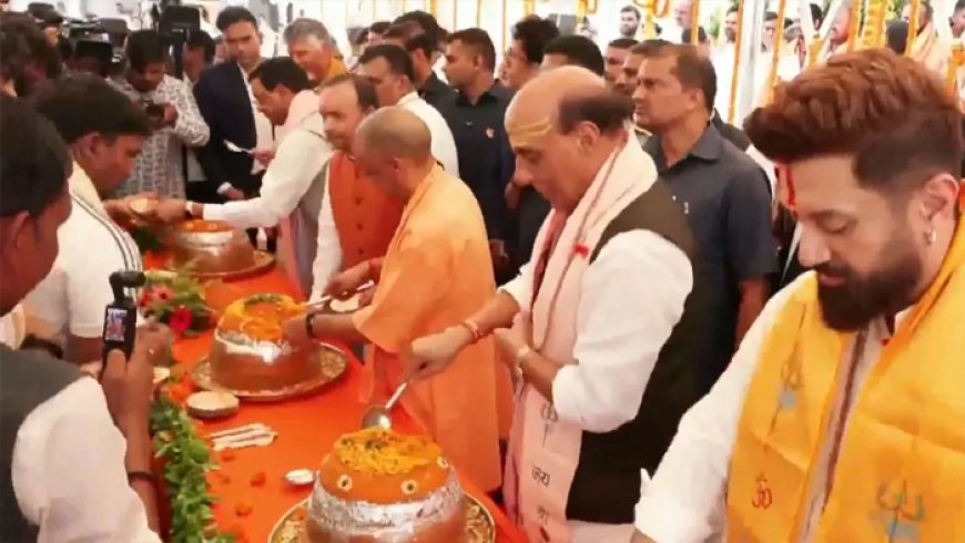 PM मोदी के जन्मदिन पर काशी में खास आयोजन, राजनाथ सिंह और CM योगी ने बांटा प्रसाद; 11 हवन कुंडों पर हुआ अनुष्ठान