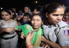 अंकिता भंडारी के माता-पिता को पुलिस ने हिरासत में लिया, इंडिया गेट पर दे रहे थे धरना