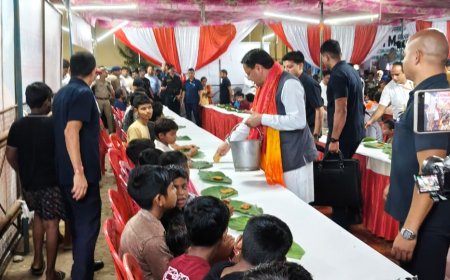 टनकपुर दशहरा महोत्सव में पहुंचे सीएम धामी, सीता रसोई के भंडारे में श्रद्धालुओं को बांटा प्रसाद