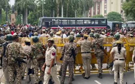 दिल्ली में प्रदर्शन से कारोबार पर बड़ा संकट, 2000 करोड़ रुपये के नुकसान का अनुमान; बाजार बंद, सड़कों पर जाम