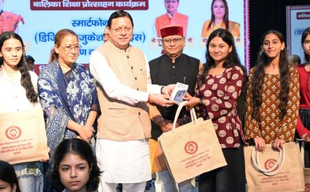 बेटियों के सम्मान और सुरक्षा से ही कन्या पूजन सार्थक: CM धामी, मेधावी बालिकाओं को दिए स्मार्टफोन