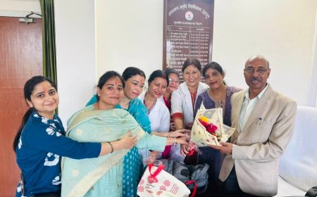 आयुर्वेदिक स्टाफ नर्सों के स्थायीकरण पर खुशी, नवरात्रि में कुल सचिव डॉ. शिव कुमार बरनवाल को दी बधाई