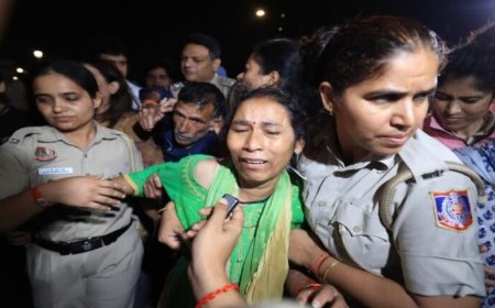 अंकिता भंडारी के माता-पिता को पुलिस ने हिरासत में लिया, इंडिया गेट पर दे रहे थे धरना