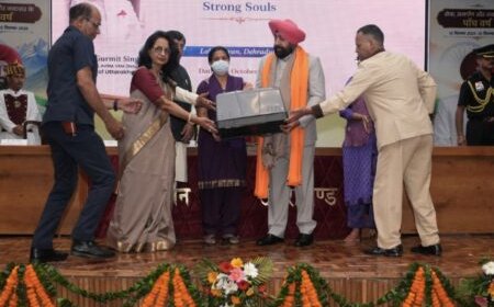उत्तराखंड के लोक भवन में गूंजी आत्मनिर्भरता की गूंज : हर्षल फाउंडेशन की पहल को राज्यपाल गुरुमीत सिंह ने सराहा