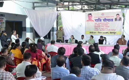 रात में ग्रामीणों की समस्याएं सुनने पहुंचे अफसर, रात्रि चौपाल में शिकायतों का निस्तारण