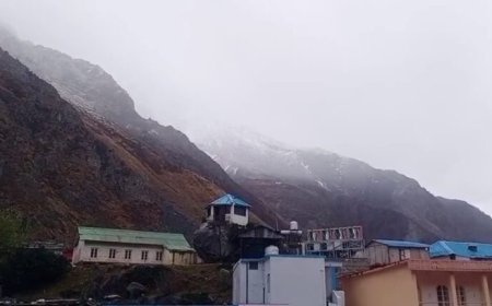 बदरीनाथ धाम की चोटियों पर बर्फबारी, श्रद्धालुओं के खिले चेहरे, निचले इलाकों में बढ़ी ठंड