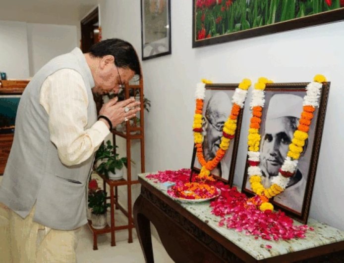 गांधी जयंती पर सीएम धामी ने महात्मा गांधी को किया नमन, बोले- सत्य और अहिंसा के संदेश को जीवन में उतारें