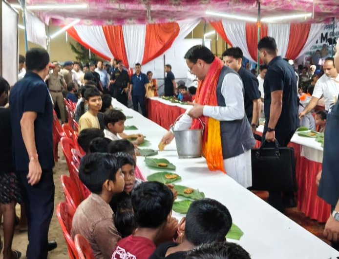 टनकपुर दशहरा महोत्सव में पहुंचे सीएम धामी, सीता रसोई के भंडारे में श्रद्धालुओं को बांटा प्रसाद