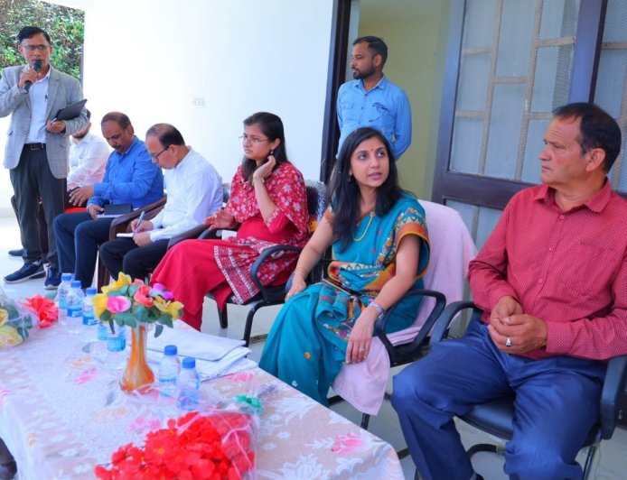 ल्वाली-घीड़ी पहुंचीं डीएम स्वाति एस. भदौरिया, गांवों की चौखट पर परखी विकास की हकीकत, मिड-डे मील में लकड़ी का चूल्हा देख हुई नाराज, लगाई फटकार