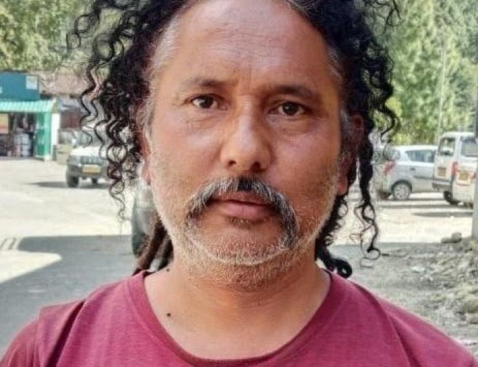 घर सूने, गलियां खामोश… गांव की रखवाली को हर रात निकलते हैं अमर सिंह