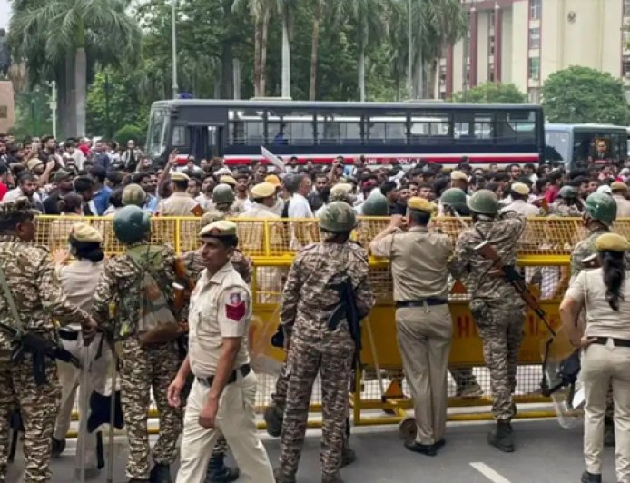 दिल्ली में प्रदर्शन से कारोबार पर बड़ा संकट, 2000 करोड़ रुपये के नुकसान का अनुमान; बाजार बंद, सड़कों पर जाम